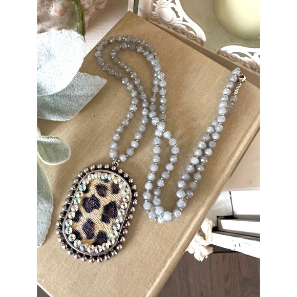 Jewelry - Long beaded pendant necklace